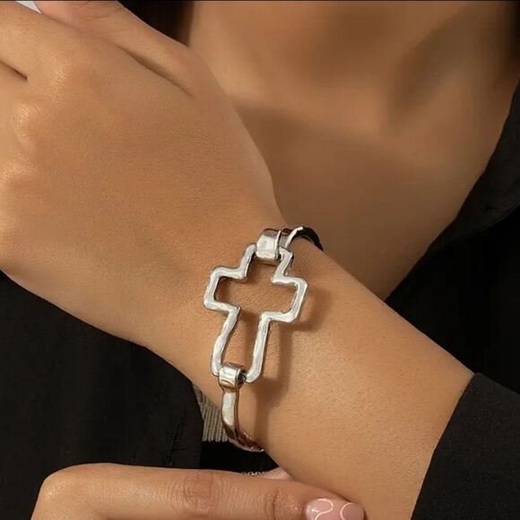 Cross silver tone bracelet - Picture 1 of 10